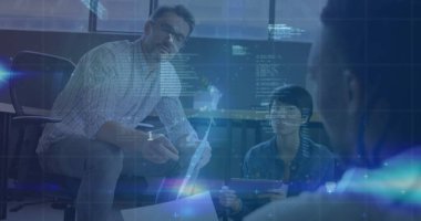 Ofisteki çeşitli iş adamlarıyla ilgili finansal veri işleme resmi. Küresel finans, iş, bağlantılar, hesaplama ve veri işleme kavramı dijital olarak oluşturuldu.