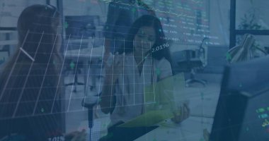 Ofisteki çeşitli iş adamlarıyla ilgili finansal veri işleme resmi. Küresel finans, iş, bağlantılar, hesaplama ve veri işleme kavramı dijital olarak oluşturuldu.