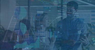 Ofisteki çeşitli iş adamlarıyla ilgili finansal veri işleme resmi. Küresel finans, iş, bağlantılar, hesaplama ve veri işleme kavramı dijital olarak oluşturuldu.