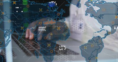 Bilgisayarı kullanan Afro-Amerikan bir adamın finansal veri işleme görüntüsü. Küresel finans, iş, bağlantılar, hesaplama ve veri işleme kavramı dijital olarak oluşturuldu.