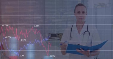 Beyaz kadın doktor üzerinden finansal veri işleme görüntüsü. Küresel tıp, işletme, bağlantılar, hesaplama ve veri işleme kavramı dijital olarak oluşturulmuş görüntü.