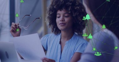 Ofiste iş tartışan farklı meslektaşların ikonlarıyla bağlantı ağının görüntüsü. Küresel bağlantılar, iş ve dijital arayüz kavramı dijital olarak oluşturulmuş görüntü.