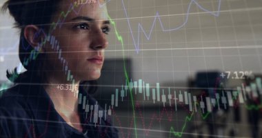 Ofiste tablet kullanan beyaz iş kadınının mali veri işleme görüntüsü. Küresel finans, iş, bağlantılar, hesaplama ve veri işleme kavramı dijital olarak oluşturuldu.