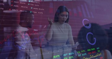 Veri işleme görüntüsü ve çeşitli meslektaşların ofiste çalışmaları tartışması üzerine diyagramlar. Küresel iş ve dijital arayüz kavramı dijital olarak oluşturulmuş görüntü.