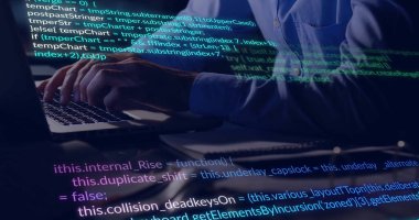 Ofisteki dizüstü bilgisayarla beyaz iş adamının veri işleme görüntüsü. Teknoloji, iş ve dijital arayüz kavramı dijital olarak oluşturulmuş görüntü.