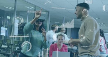 Ofisteki çeşitli iş adamlarıyla ilgili finansal veri işleme resmi. Küresel finans, iş, bağlantılar, hesaplama ve veri işleme kavramı dijital olarak oluşturuldu.