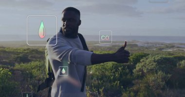 Doğa yürüyüşü, insan çevresel veri görüntüsüyle etkileşim içinde. Açık hava, macera, teknoloji, keşif, veri görselleştirme, etkileşim