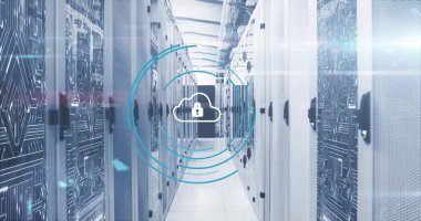 Bilgisayar sunucuları üzerinde dijital veri işleme özelliği olan asma kilit ve bulut simgesi. Küresel bağlantılar, bulut hesaplama ve veri işleme kavramı dijital olarak oluşturulmuş resim.