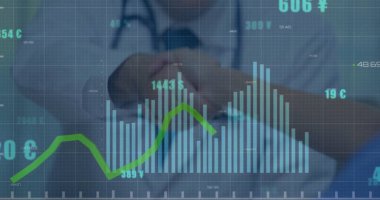Çeşitli doktorların el sıkışmasıyla ilgili finansal veri işleme resmi. Küresel finansman, ilaç ve dijital arayüz kavramı dijital olarak oluşturulmuş görüntü.