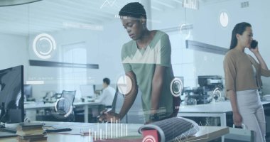 Modern ofisteki çeşitli iş adamları üzerindeki veri ve grafiklerin analizi. veri analizi, çeşitlilik, takım çalışması, teknoloji, işbirliği, ofis toplantısı