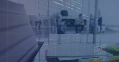 Ofisteki çeşitli iş adamlarıyla ilgili finansal veri işleme resmi. Küresel finans, iş, bağlantılar, hesaplama ve veri işleme kavramı dijital olarak oluşturuldu.