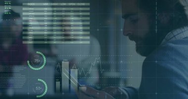 Ofisteki tablet kullanılarak melez iş adamının mali veri işleme görüntüsü. Küresel iş, finans, hesaplama ve dijital arayüz kavramı dijital olarak oluşturuldu.