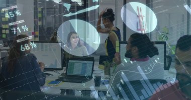 Ofisteki çeşitli iş adamlarıyla ilgili finansal veri işleme resmi. Küresel finans, iş, bağlantılar, hesaplama ve veri işleme kavramı dijital olarak oluşturuldu.