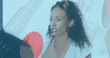 Ofiste iş tartışması yapan çeşitli meslektaşların mali veri işleme görüntüsü. Küresel iş, finans, hesaplama ve dijital arayüz kavramı dijital olarak oluşturuldu.