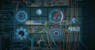 Bilgisayar sunucuları üzerinden bağlantı ve veri işleme ağının resmi. Dijital olarak oluşturulmuş küresel bağlantılar, hesaplama ve veri işleme kavramı.