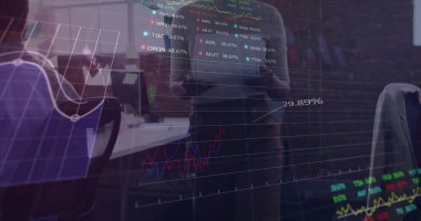 Veri işleme görüntüsü ve çeşitli meslektaşların ofiste çalışmaları tartışması üzerine diyagramlar. Küresel iş ve dijital arayüz kavramı dijital olarak oluşturulmuş görüntü.