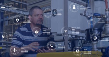 Fabrikada çalışan beyaz adamın ikonlar ve veri işleme görüntüsü. Küresel taşımacılık, finans, iş, bağlantılar, hesaplama ve veri işleme kavramı dijital olarak oluşturulmuş görüntü.