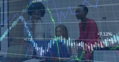 Ofisteki çeşitli iş adamlarıyla ilgili finansal veri işleme resmi. Küresel finans, iş, bağlantılar, hesaplama ve veri işleme kavramı dijital olarak oluşturuldu.