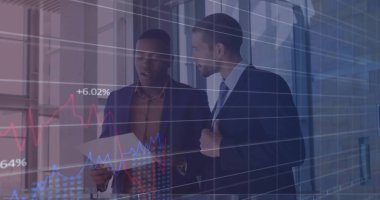 Ofisteki çeşitli iş adamlarıyla ilgili finansal veri işleme resmi. Küresel finans, iş, bağlantılar, hesaplama ve veri işleme kavramı dijital olarak oluşturuldu.