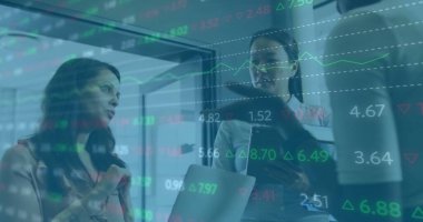 Ofisteki çeşitli iş adamlarıyla ilgili finansal veri işleme resmi. Küresel finans, iş, bağlantılar, hesaplama ve veri işleme kavramı dijital olarak oluşturuldu.