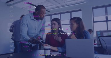 Ofisteki çeşitli iş adamlarıyla ilgili finansal veri işleme resmi. Küresel finans, iş, bağlantılar, hesaplama ve veri işleme kavramı dijital olarak oluşturuldu.