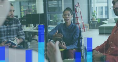 Ofisteki çeşitli iş adamlarıyla ilgili finansal veri işleme resmi. Küresel finans, iş, bağlantılar, hesaplama ve veri işleme kavramı dijital olarak oluşturuldu.