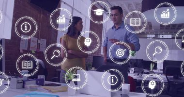 Ofisteki çeşitli iş adamları üzerinde dijital iş simgelerinin resmi. Küresel finans, iş, bağlantılar, hesaplama ve veri işleme kavramı dijital olarak oluşturuldu.