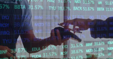 Akıllı telefondan ödeme yapan farklı insanların finansal veri işleme görüntüsü. Küresel iş, finans, hesaplama ve dijital arayüz kavramı dijital olarak oluşturuldu.