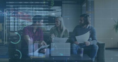 Ofiste iş tartışması yapan çeşitli meslektaşların mali veri işleme görüntüsü. Küresel iş, finans, hesaplama ve dijital arayüz kavramı dijital olarak oluşturuldu.