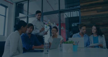 Sıradan ofis toplantılarındaki farklı meslektaşların görüntüleri. bağlantı, iş, işleme, takım çalışması, dijital arayüz ve iletişim, dijital olarak oluşturulmuş görüntü.