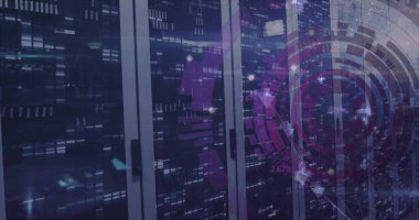 Bilgisayar sunucuları üzerinden veri işleme ve kapsamı resmi. Dijital olarak oluşturulmuş küresel bağlantılar, hesaplama ve veri işleme kavramı.