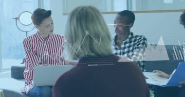 Ofisteki çeşitli iş adamlarıyla ilgili finansal veri işleme resmi. Küresel finans, iş, bağlantılar, hesaplama ve veri işleme kavramı dijital olarak oluşturuldu.