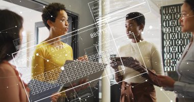 Ofisteki çeşitli iş adamlarının veri işleme ekranlarının görüntüsü. Küresel finans, iş, bağlantılar, hesaplama ve veri işleme kavramı dijital olarak oluşturuldu.