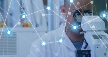 Çift ırklı erkek bilim adamı üzerinden bağlantı ağı görüntüsü. Küresel bilim, finans, hesaplama ve veri işleme kavramı dijital olarak oluşturulmuş görüntü.