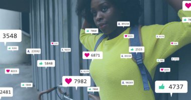 Sırt çantası takan Afrikalı Amerikalı bir kadının medya simgeleri. Sosyal medya, yaşam tarzı ve dijital arayüz kavramı dijital olarak oluşturulmuş görüntü.