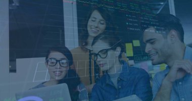 Ofisteki çeşitli iş adamlarıyla ilgili finansal veri işleme resmi. Küresel finans, iş, bağlantılar, hesaplama ve veri işleme kavramı dijital olarak oluşturuldu.