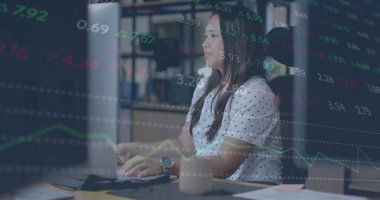 Ofisteki iki ırklı iş kadınının para birimi simgeleri ve veri işleme görüntüsü. Küresel finans, iş, bağlantılar, hesaplama ve veri işleme kavramı dijital olarak oluşturuldu.