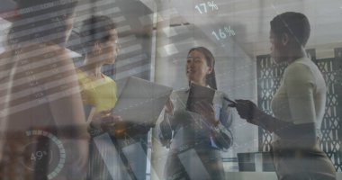 Çeşitli meslekdaşların iş tartışmalarına ilişkin veri işleme ve diyagramlarının resmi. Küresel iş, takım çalışması ve dijital arayüz kavramı dijital olarak oluşturulmuş görüntü.