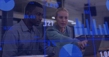 Ofisteki bilgisayarla çeşitli meslektaşların finansal veri işleme görüntüsü. Küresel finansman, iş ve dijital arayüz kavramı dijital olarak oluşturulmuş görüntü.