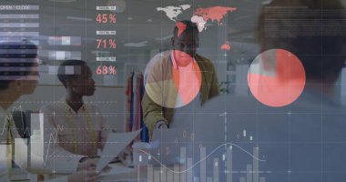 Veri işleme görüntüsü ve çeşitli meslektaşların ofiste çalışmaları tartışması üzerine diyagramlar. Küresel iş ve dijital arayüz kavramı dijital olarak oluşturulmuş görüntü.