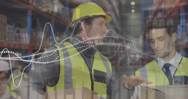 Kafkas erkek işçilerin depoda konuştuğu diyagramlar. İş ve dijital arayüz kavramı dijital olarak oluşturulmuş görüntü.