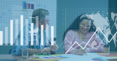 Ofiste iş birliği yapan meslektaşlar üzerinden veri tabloları ve grafikler analiz ediliyor. analitik, işbirliği, takım çalışması, iş, toplantı, strateji