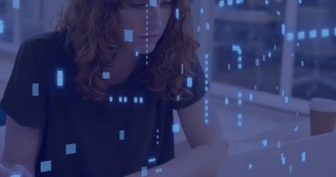 Ofisteki bilgisayarı kullanan beyaz iş kadınının veri işleme görüntüsü. Küresel finans, iş, bağlantılar, hesaplama ve veri işleme kavramı dijital olarak oluşturuldu.