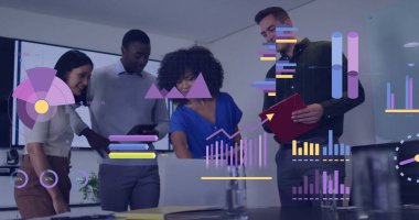 Muhtelif meslektaşların ofiste toplanmasıyla ilgili finansal veri işleme resmi. Küresel iş, finans, hesaplama ve dijital arayüz kavramı dijital olarak oluşturuldu.