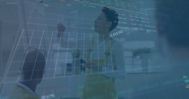 Ofisteki çeşitli iş adamlarıyla ilgili finansal veri işleme resmi. Küresel finans, iş, bağlantılar, hesaplama ve veri işleme kavramı dijital olarak oluşturuldu.