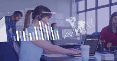 Ofisteki çeşitli iş adamlarıyla ilgili finansal veri işleme resmi. Küresel finans, iş, bağlantılar, hesaplama ve veri işleme kavramı dijital olarak oluşturuldu.