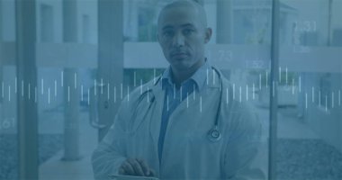 Doktor tablet kullanıyor, hastane geçmişinde tıbbi veri analiz görüntüsü var. Sağlık, teknoloji, dijital, araştırma, yenilik, profesyonel