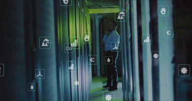 Bilgisayar sunucuları üzerinde ikili kodlama ve dijital veri işleme resmi. Küresel siber güvenlik, finans, iş, bağlantılar, hesaplama ve veri işleme kavramı dijital olarak oluşturulmuş görüntü.