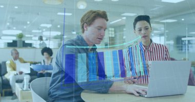 Çeşitli iş adamlarının iş görüşmeleri üzerine veri işleme ve diyagramların görüntüsü. Küresel iş ve dijital arayüz kavramı dijital olarak oluşturulmuş görüntü.