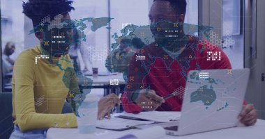 Ofisteki dizüstü bilgisayarını kullanarak çeşitli meslektaşlarının veri işleme sürecinin yapıldığı dünya haritası. Küresel finansman, iş ve dijital arayüz kavramı dijital olarak oluşturulmuş görüntü.